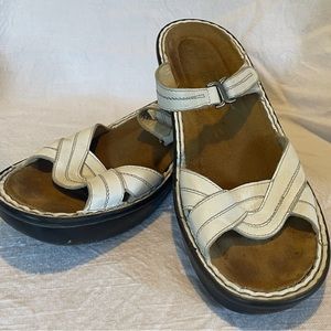 Women’s size 40 Naot sandal/slide